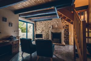 Maisons d'hotes Domaine de La Ville Suzanne - Chambres d'hotes, Roulottes et Cabanes : Chambre Lit Queen-Size 