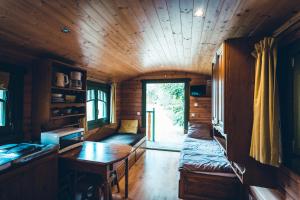 Maisons d'hotes Domaine de La Ville Suzanne - Chambres d'hotes, Roulottes et Cabanes : photos des chambres