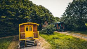 Maisons d'hotes Domaine de La Ville Suzanne - Chambres d'hotes, Roulottes et Cabanes : photos des chambres