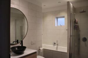 Quiet and cozy apartment with a lake view