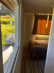 Liten sovstuga nära till sjö