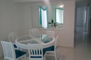 Palmeras frente a Puerto Cancún