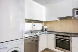 Luxe appartement met 3 ensuite badkamers, terras met zicht, privé parkeren en diverse zwembaden