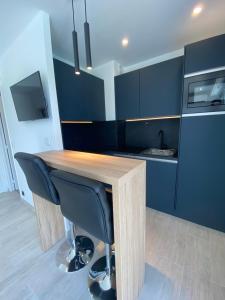 STUDIO HORIZON - SEA VIEW - POOL- Air Conditioner - Kitchen - Wifi -TV Train - Bus -