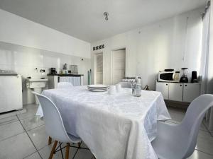 Casa de Hóspedes 2Q até 6 pessoas 100m Praia e entrada independente