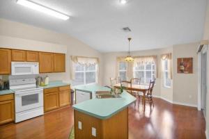 Villages Large 2 bed room 2 bath near shopping