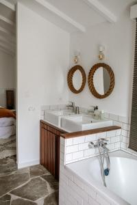 Maisons de vacances VILLA Centre Guethary piscine acces ocean a pied : photos des chambres