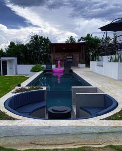 Villa moderna con una hermosa piscina, fogata y BBQ