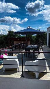 Villa moderna con una hermosa piscina, fogata y BBQ