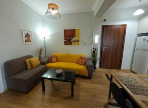 Comfortable apt, next to Archeological museum!