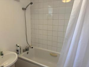 Zinoc Delight, free parking, at City centre, close to the sea & lovely places