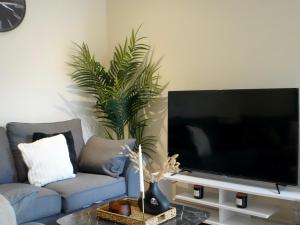 Modern Spacious Apartment in Digbeth with Balcony - Netflix, YouTube, Amazon TV, Superfast WiFi - Just 10 Mins to Birmingham Centre, Bullring, Train, Coach Station and Birmingham FC