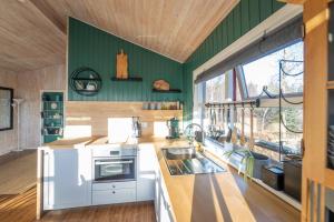 Selið Cottage - Traditional Icelandic Summerhouse with hot tub