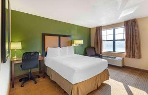 Queen Studio - Non-Smoking room in Extended Stay America Suites - Chicago - Vernon Hills - Lake Forest