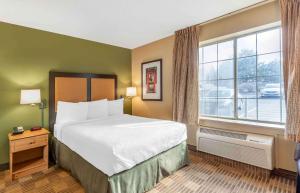 Queen Studio - Non-Smoking room in Extended Stay America Suites - Chicago - Westmont - Oak Brook