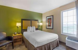 Queen studio with 1 Queen Bed - Disability Access/Non-Smoking room in Extended Stay America Suites - Chicago - Vernon Hills - Lincolnshire