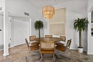 Mid-Century Home, 5-min to downtown, HUGE Pool & Spa