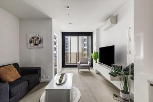 Metro Muse - Minimalist Chic for Couples in CBD