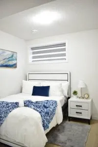 Cozy escape! 2 BR Guest Suite! 2 Queen Beds! Complimentary WIFI Netflix & Parking! 11 Mins from YEG! 20 Mins from WEM! - Ледюк