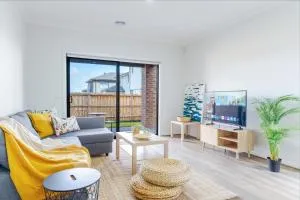 Charming 3BR Home with Study in Junction Village - كرانبورن