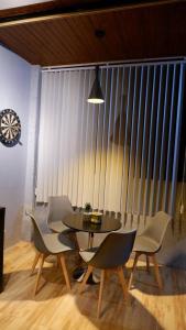 Maison Tres with Dipping Pool, billiards, airhockey, videoke and netflix and chill