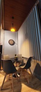 Maison Tres with Dipping Pool, billiards, airhockey, videoke and netflix and chill