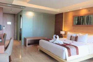 Viorel 1 BR Whirlpool Suite Room ZN75