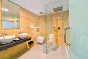 Viorel 1 BR Whirlpool Suite Room ZN75