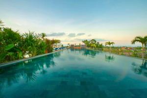 Viorel 1 BR Whirlpool Suite Room ZN75