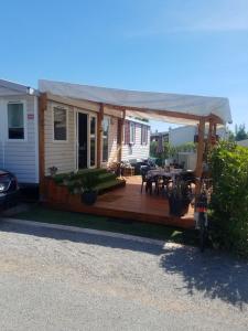 Frejus tout confort, maxi 420 m des piscines, climatisation,plus ventilation toutes les chambres, linge de lit et de toilette , coffre fort, lavé vaisselle machine à laver grande terrasse couverte velos et wifi possible