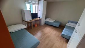 Phòng 3 người với Phòng tắm Chung (Triple Room with Shared Bathroom)