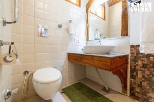 StayVista at The Rustic Retreat - 4BHK Valley View villa with Lawn, Bonfire