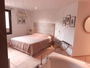 Sejours chez l'habitant Chambres du Vieux Bistrot : Chambre Lit Queen-Size 