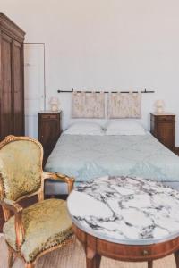 B&B / Chambres d'hotes Maison Pelissier Bed and Breakfast with swemming pool : Chambre Triple avec Salle de Bains Privative