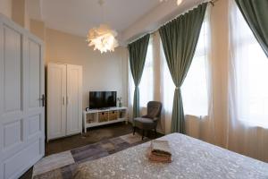 Central Charm - 2BR Apartment