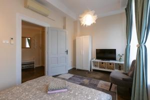 Central Charm - 2BR Apartment