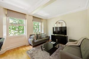 Beautiful 2-Bed Apartment with Private Elevator - Next To Winter Wonderland Hyde Park & Harrods