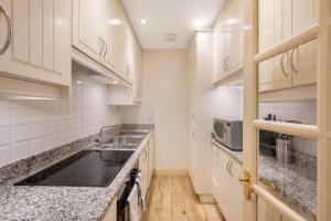 Beautiful 2-Bed Apartment with Private Elevator - Next To Winter Wonderland Hyde Park & Harrods