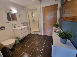 1-Bed Apartment - Sleeps 2 & Private Parking