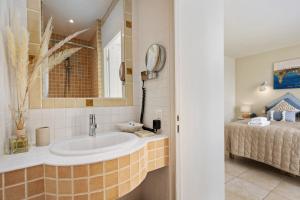 Maisons de vacances Villa La Genestiere - Familienoase und Golfertraum mit Infinity-Pool und 180-Grad-Panoramablick bis zum Meer : photos des chambres