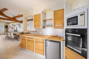 Maisons de vacances Villa La Genestiere - Familienoase und Golfertraum mit Infinity-Pool und 180-Grad-Panoramablick bis zum Meer : photos des chambres