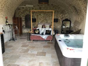 B&B / Chambres d'hotes Nuit insolite avec jacuzzi privatif et piscine : photos des chambres