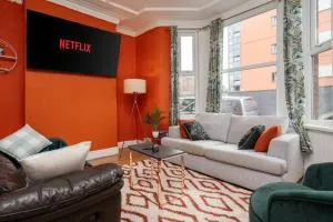 Stunning 5 bedroom home Wirral Birkenhead Sleeps 9- Free Parking-5G Internet - Birkenhead