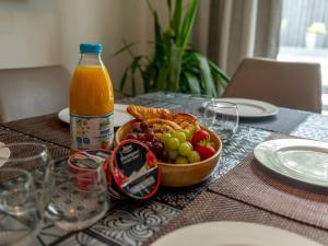 Charming Modern Retreat with Private Garden - Pass the Keys