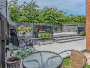 Charming Modern Retreat with Private Garden - Pass the Keys