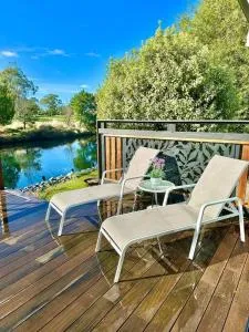Black Swan Cottage - Unique riverfront living - Neika