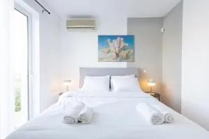 Elegant Coastal Haven Fully Renovated 3-Bedroom Apartment - Alimos