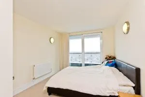 Modern Room in London with Great Views - Seven Kings