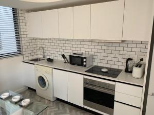 Minimalist Beauty Walk to restaurants and shops