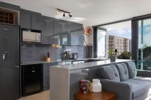 Trendy Bachelor Pad Free Parking Rooftop Pool - Le Cap